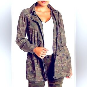 Sanctuary Women’s Green Camo Cargo Field jacket size Medium
